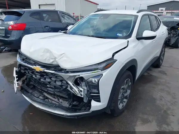 KL77LHEP4SC083506 2025 CHEVROLET TRAX - Image 2