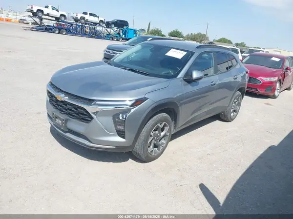 KL77LHEP4SC084106 2025 CHEVROLET TRAX - Image 2