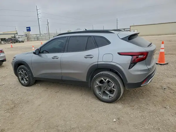 KL77LHEP4SC095431 2025 CHEVROLET TRAX - Image 2