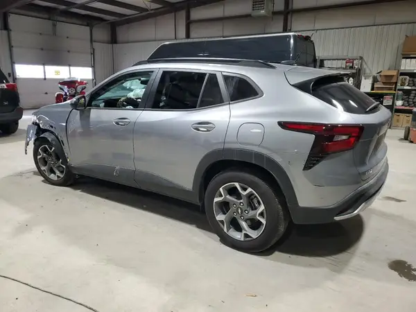 KL77LHEP4SC096546 2025 CHEVROLET TRAX - Image 2