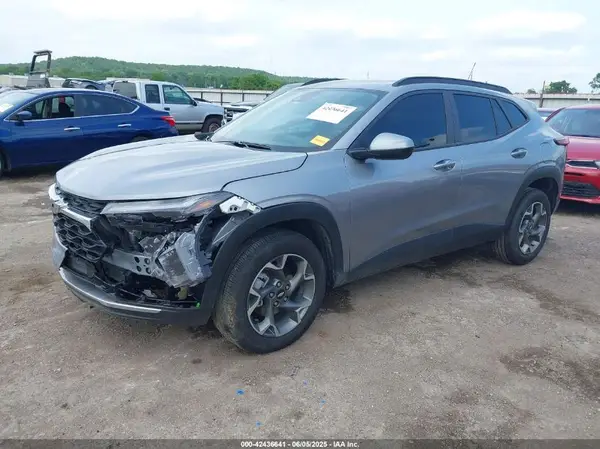 KL77LHEP4SC125124 2025 CHEVROLET TRAX - Image 2