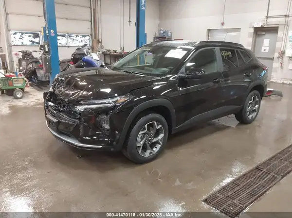 KL77LHEP4SC129934 2025 CHEVROLET TRAX - Image 2