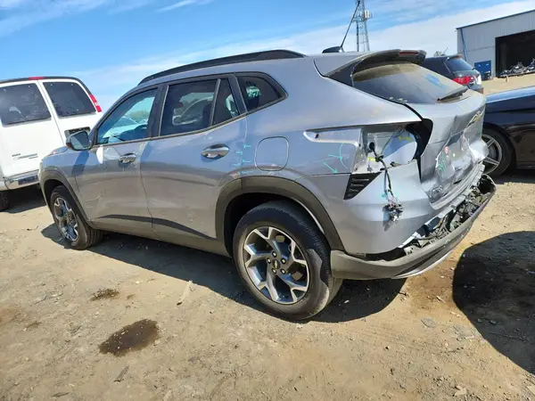 KL77LHEP4SC135393 2025 CHEVROLET TRAX - Image 2