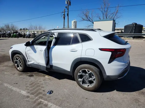 KL77LHEP4SC153988 2025 CHEVROLET TRAX - Image 2