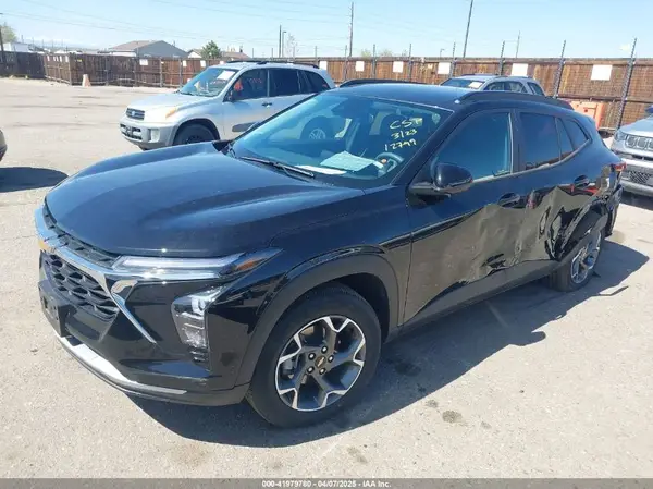 KL77LHEP4SC155563 2025 CHEVROLET TRAX - Image 2