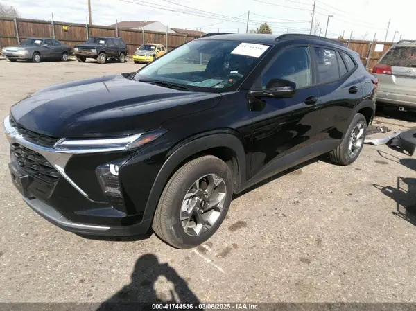 KL77LHEP4SC160472 2025 CHEVROLET TRAX - Image 2