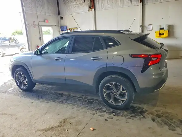 KL77LHEP4SC176347 2025 CHEVROLET TRAX - Image 2