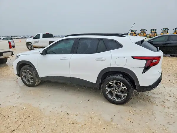 KL77LHEP4SC190216 2025 CHEVROLET TRAX - Image 2
