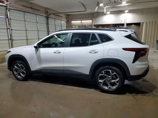 KL77LHEP4SC194363 2025 CHEVROLET TRAX - Image 2