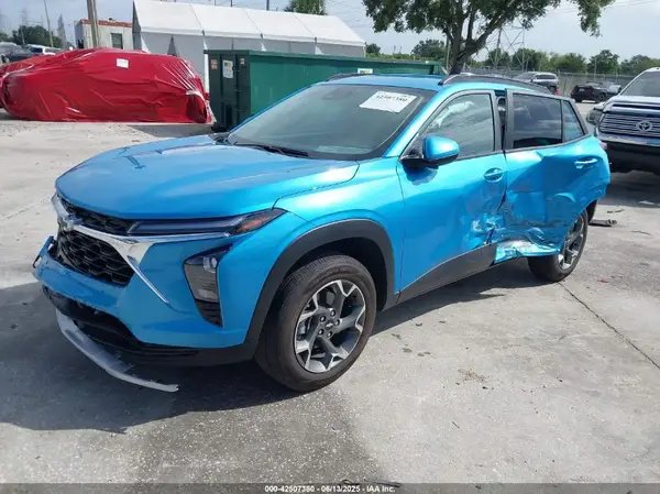 KL77LHEP4SC203207 2025 CHEVROLET TRAX - Image 2