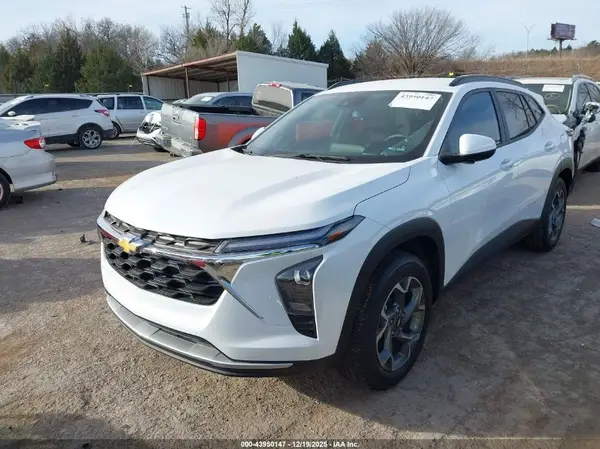 KL77LHEP4SC207015 2025 CHEVROLET TRAX - Image 2