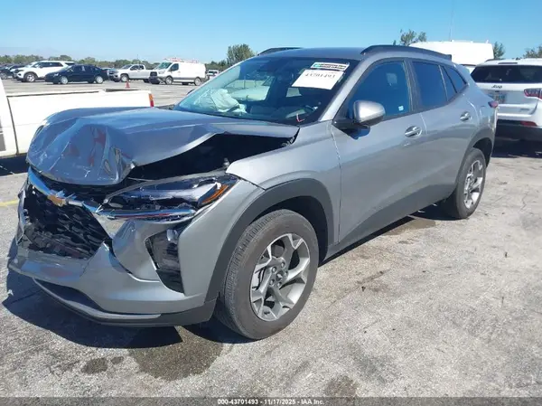 KL77LHEP4SC211209 2025 CHEVROLET TRAX - Image 2
