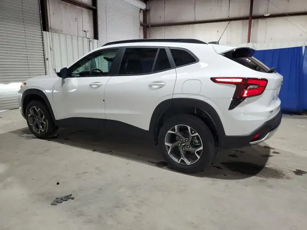 KL77LHEP4SC213834 2025 CHEVROLET TRAX - Image 2
