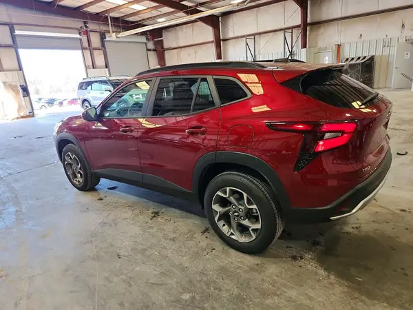 KL77LHEP4SC214661 2025 CHEVROLET TRAX - Image 2