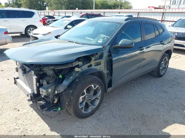 KL77LHEP4SC233601 2025 CHEVROLET TRAX - Image 2