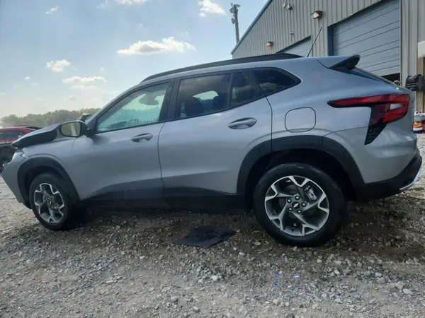 KL77LHEP4SC234943 2025 CHEVROLET TRAX - Image 2