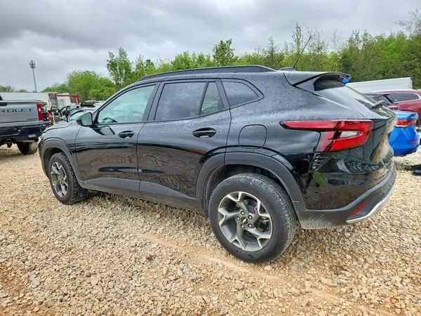 KL77LHEP4SC237759 2025 CHEVROLET TRAX - Image 2