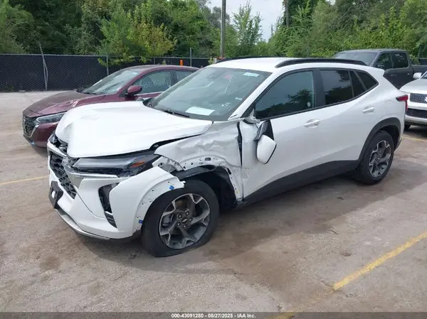 KL77LHEP4SC239401 2025 CHEVROLET TRAX - Image 2
