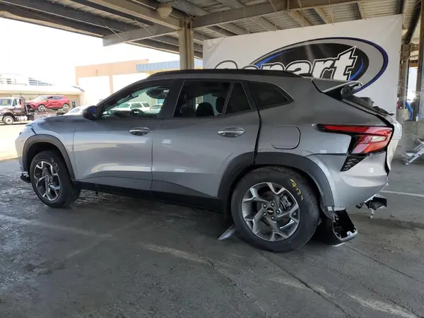 KL77LHEP4SC239561 2025 CHEVROLET TRAX - Image 2