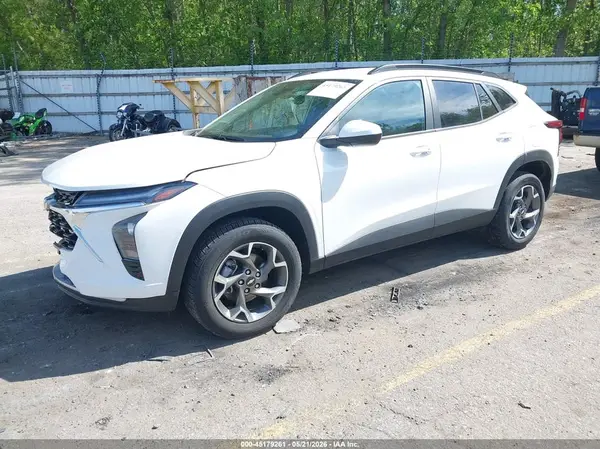 KL77LHEP4SC239950 2025 CHEVROLET TRAX - Image 2