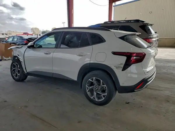 KL77LHEP4SC240239 2025 CHEVROLET TRAX - Image 2