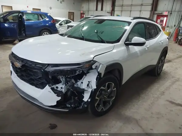 KL77LHEP4SC240760 2025 CHEVROLET TRAX - Image 2