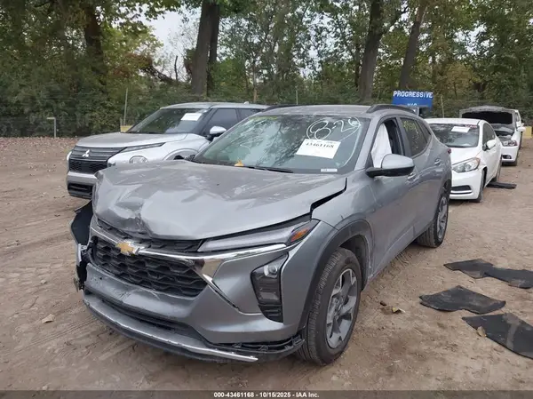 KL77LHEP4SC246722 2025 CHEVROLET TRAX - Image 2