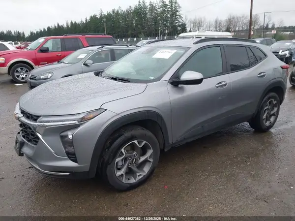 KL77LHEP4SC248969 2025 CHEVROLET TRAX - Image 2