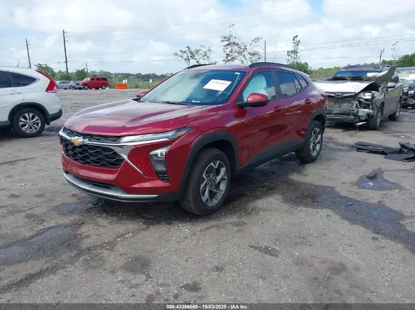KL77LHEP4SC254755 2025 CHEVROLET TRAX - Image 2