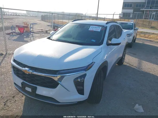 KL77LHEP4SC256912 2025 CHEVROLET TRAX - Image 2