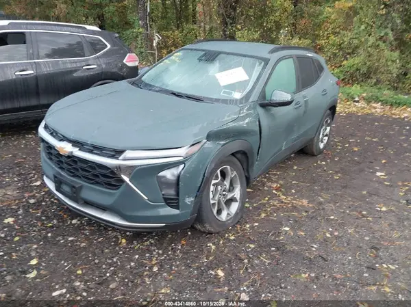 KL77LHEP4SC266016 2025 CHEVROLET TRAX - Image 2