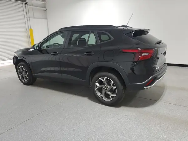 KL77LHEP4SC268140 2025 CHEVROLET TRAX - Image 2