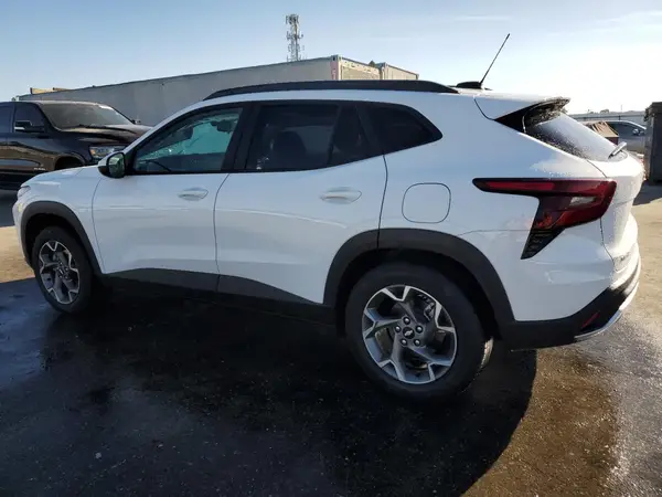 KL77LHEP4SC270759 2025 CHEVROLET TRAX - Image 2
