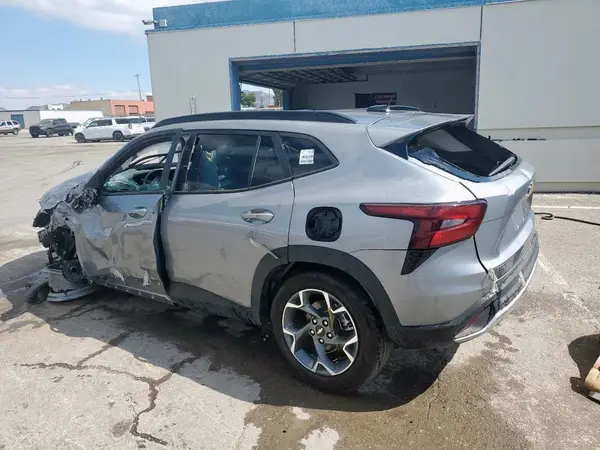 KL77LHEP4SC274441 2025 CHEVROLET TRAX - Image 2