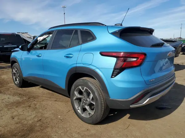KL77LHEP4SC275363 2025 CHEVROLET TRAX - Image 2