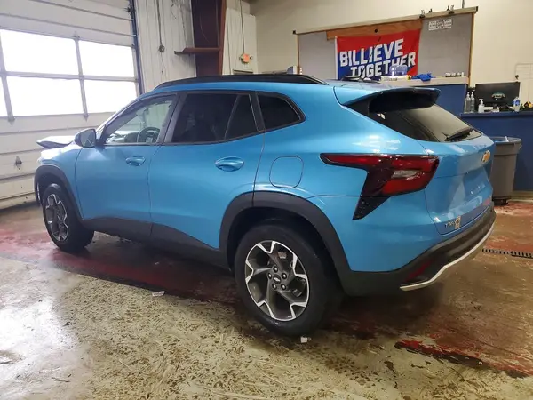 KL77LHEP4SC275587 2025 CHEVROLET TRAX - Image 2