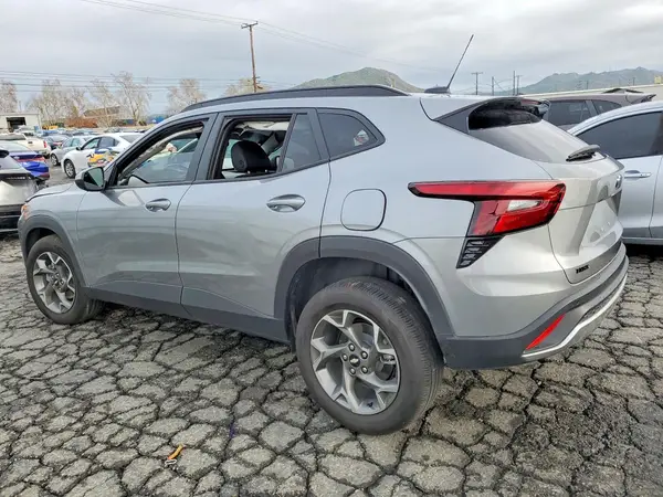 KL77LHEP4SC282992 2025 CHEVROLET TRAX - Image 2