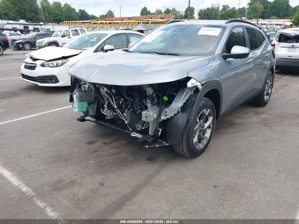 KL77LHEP4SC283964 2025 CHEVROLET TRAX - Image 2