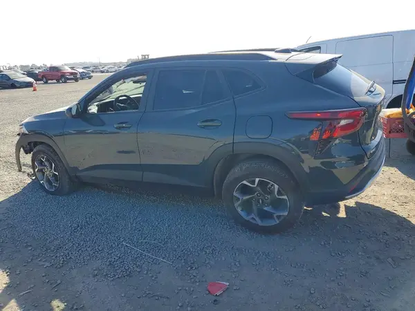 KL77LHEP4SC288047 2025 CHEVROLET TRAX - Image 2