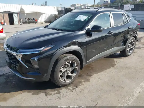 KL77LHEP4SC300438 2025 CHEVROLET TRAX - Image 2