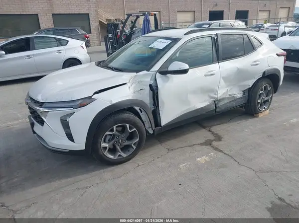 KL77LHEP4SC323475 2025 CHEVROLET TRAX - Image 2