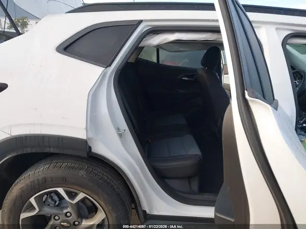 KL77LHEP4SC323475 2025 CHEVROLET TRAX - Image 8