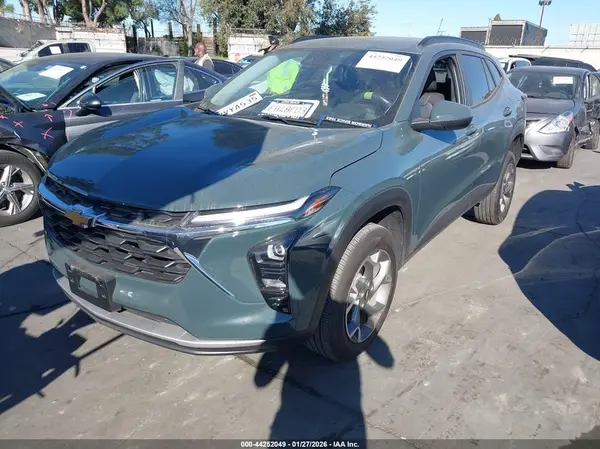 KL77LHEP4SC329700 2025 CHEVROLET TRAX - Image 2