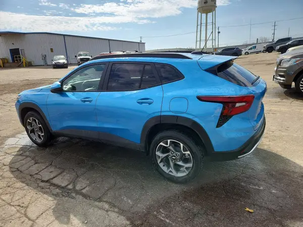 KL77LHEP4SC336419 2025 CHEVROLET TRAX - Image 2
