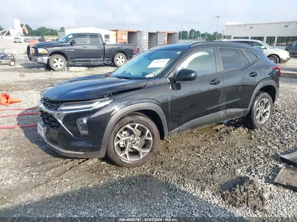 KL77LHEP4TC021427 2026 CHEVROLET TRAX - Image 2