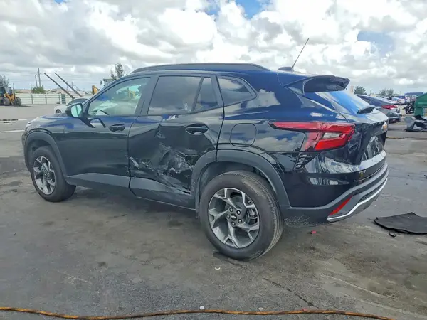 KL77LHEP4TC063693 2026 CHEVROLET TRAX - Image 2
