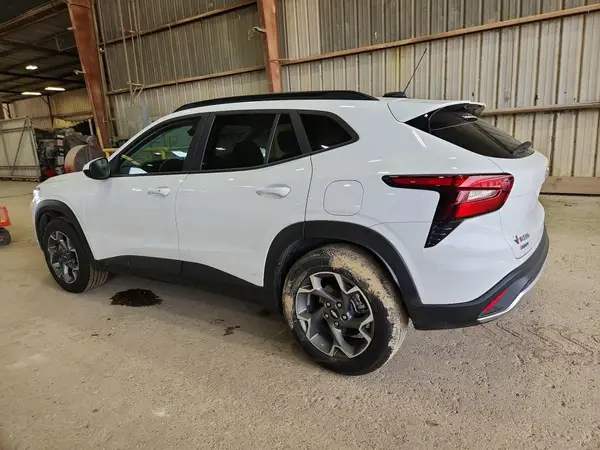 KL77LHEP4TC065783 2026 CHEVROLET TRAX - Image 2
