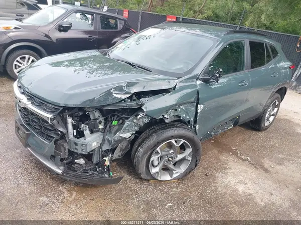 KL77LHEP4TC069252 2026 CHEVROLET TRAX - Image 2