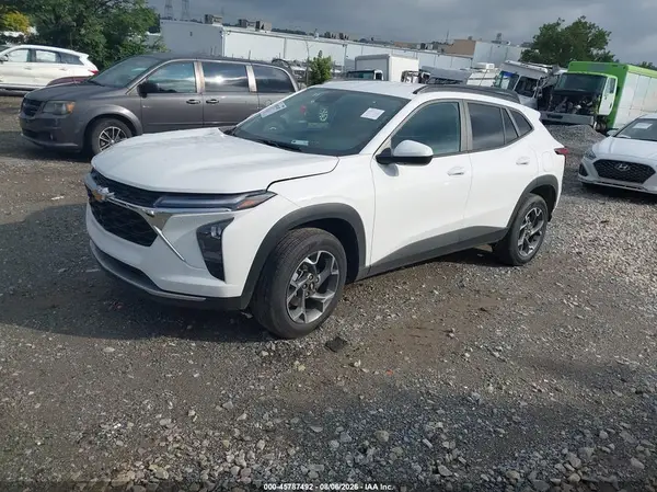 KL77LHEP4TC091879 2026 CHEVROLET TRAX - Image 2