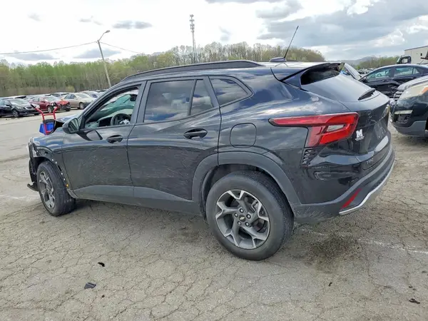 KL77LHEP5SC005669 2025 CHEVROLET TRAX - Image 2